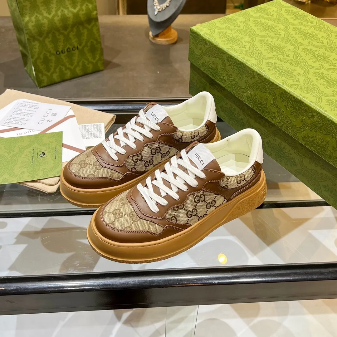 👟👟Ex-factory price 480👟👟 Women's clothing Gucci - the new Chunky B series lightweight soft thick sole sports series! G's couple's white shoes, Gucci counter style, Gucci catwalk style! The style design is light, luxurious and retro...thick sole increases height...similar to an upgraded version of classic white shoes! Original customized cowhide fabric (classic old floral fabric, perforation, embossing process), cowhide lining, original foam lightweight outsole, GG Logo on the heel, 4cm thick sole, classic Gucci webbing... Women's 35-40/Men's 38-44 (full size)